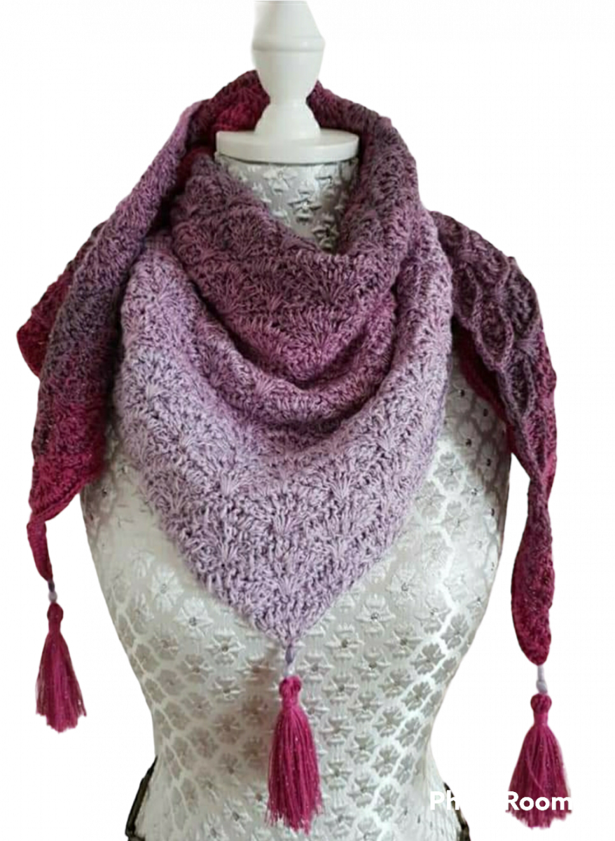 Blog-Inhaltsbild für 'kostenlose Häkelanleitung flaches Dreieckstuch mit großen Fächerblumen'